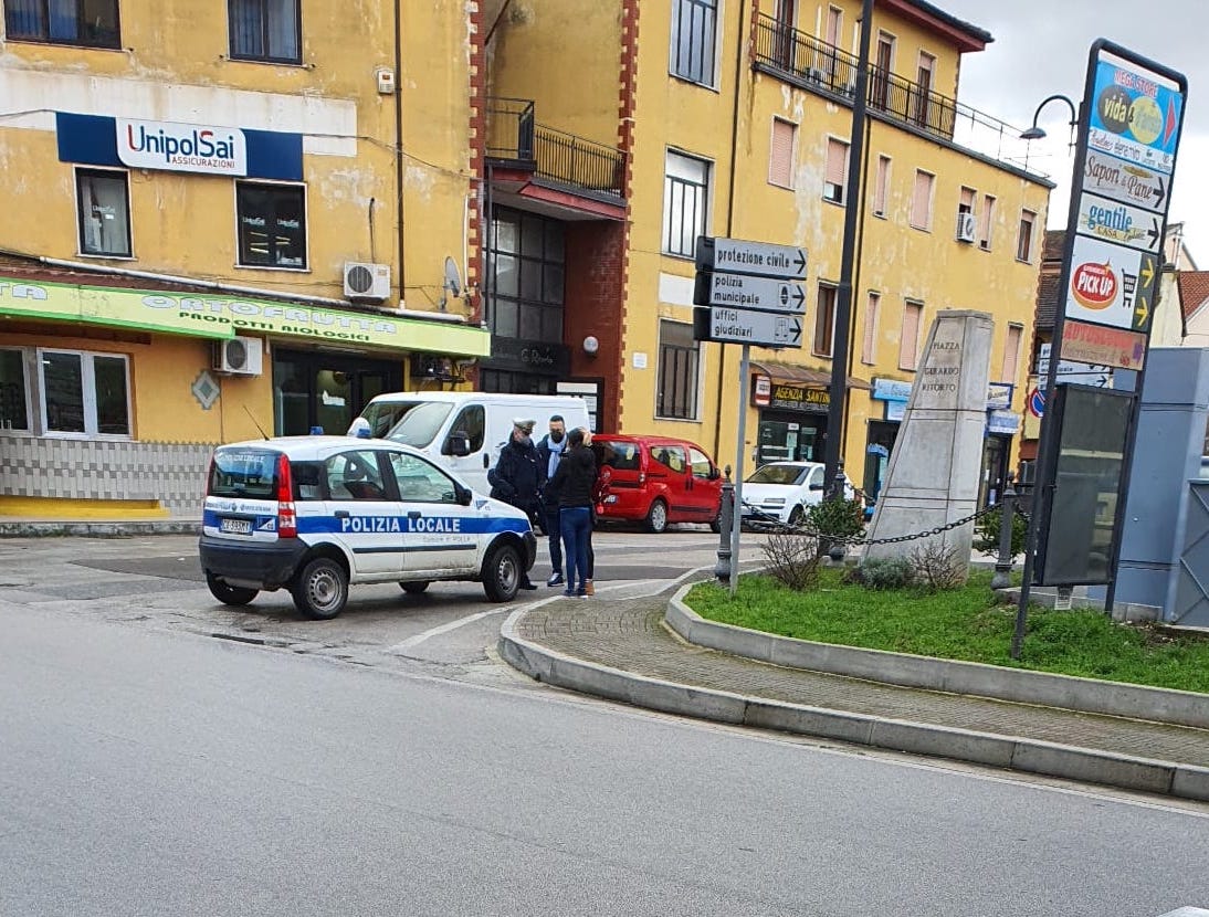 Entrano nell’auto del prete mentre è al bar: fermate e rispedite a casa