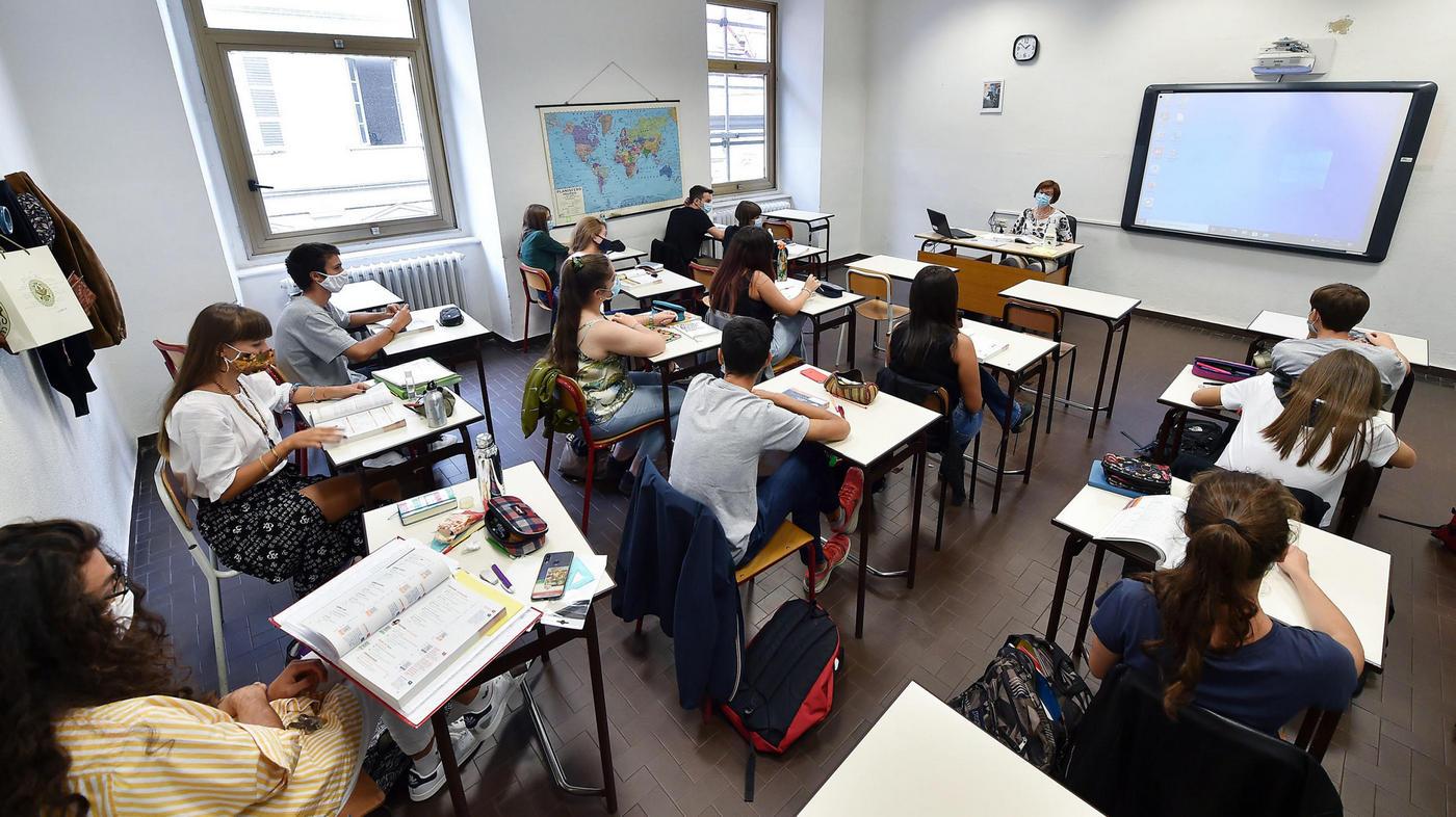 Scuola, in Campania 9 studenti su 10 in presenza. E la curva dei contagi scende