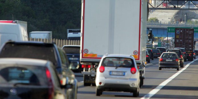 TRAFFICO: FUOCO CAMION IN GALLERIA A1, OTTO ORE DI CODE