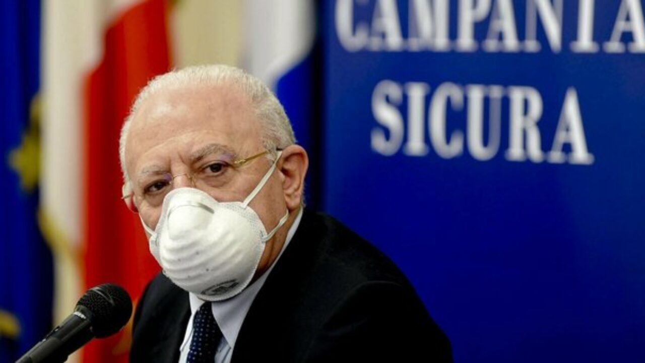 Covid, De Luca: «Sull’uso delle mascherine valutiamo ordinanza regionale più restrittiva»