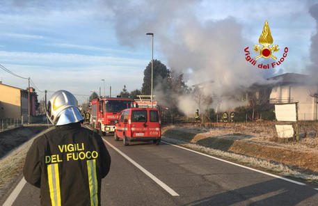 Badante muore in incendio casa, ha prima salvato due anziani