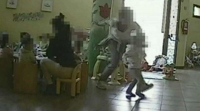 Botte e insulti a bambini asilo: maestra cilentana arrestata