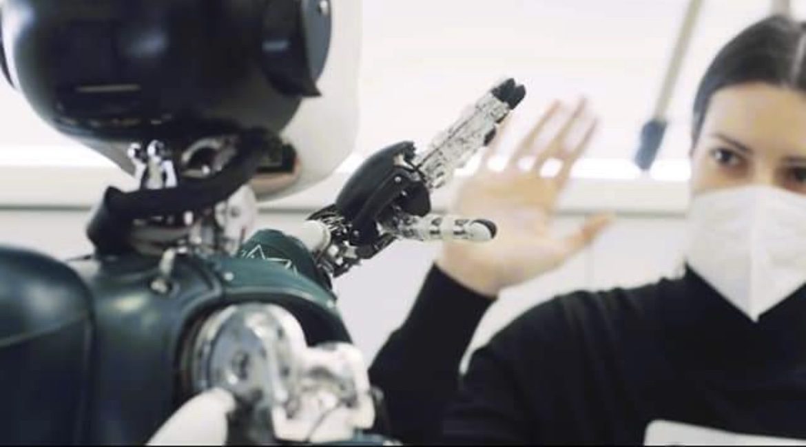 Da Dolce&Gabbana sfila un robot, nel team di ingegneri la cilentana Ines Sorrentino