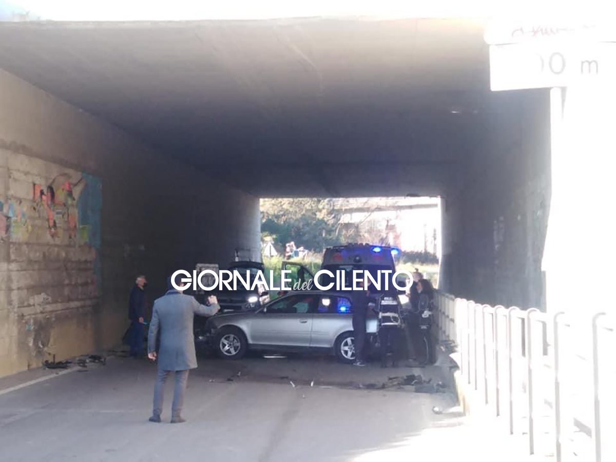 Agropoli, tombino scoperto: auto sbanda e si schianta