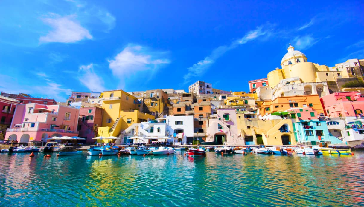 Castellabate abbraccia l’isola di Procida, nell’opera pittorica di Mangone