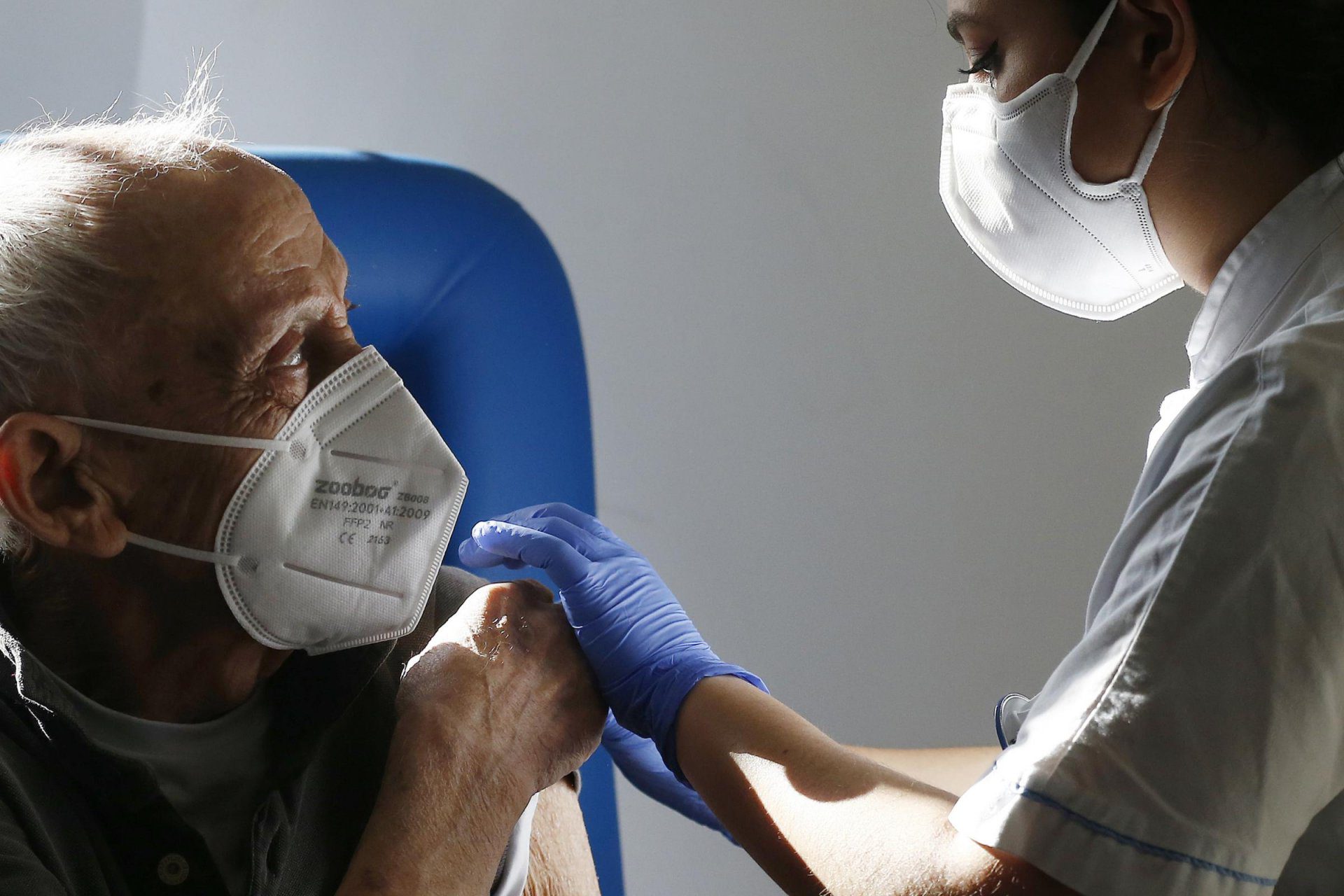 Campania, vaccini in casa per gli over 80: il via con Moderna tra sette giorni