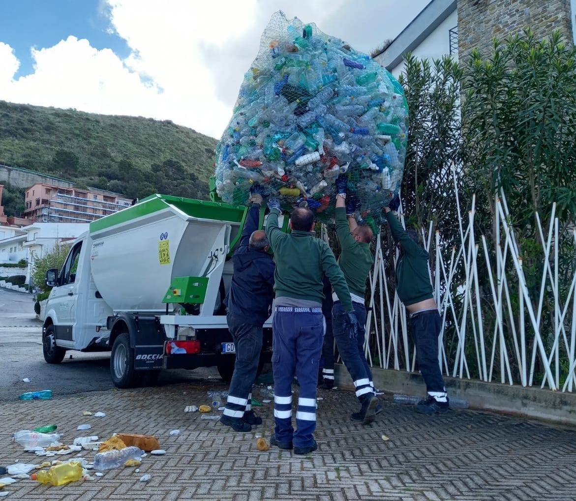 Castellabate, i volontari raccolgono 15 quintali di plastica