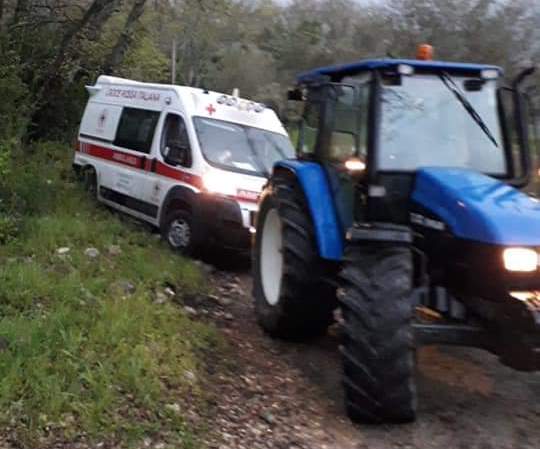 Ambulanza in difficoltà, interviene contadino con il trattore