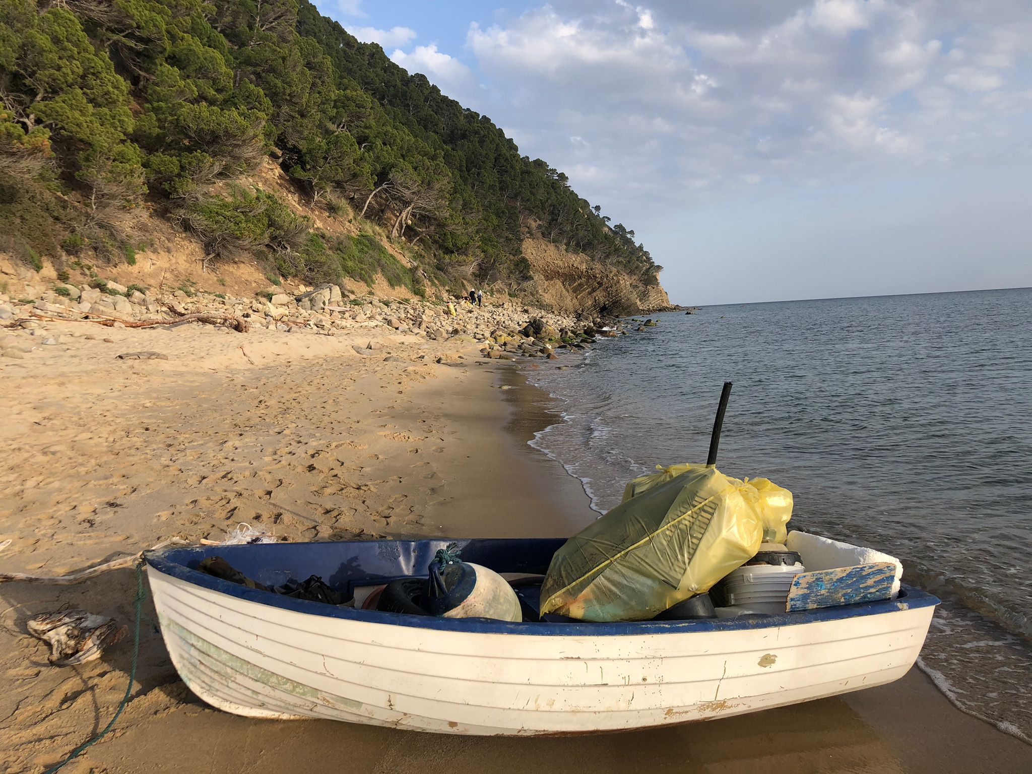 Montecorice, ragazzi ripuliscono la spiaggia di Baia Arena dalla plastica