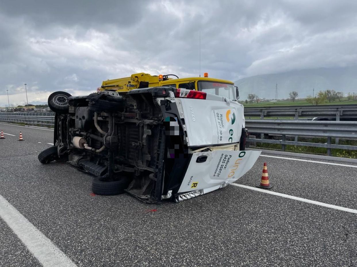 Furgone si ribalta sull’autostrada tra Padula e Sala Consilina: ferito conducente