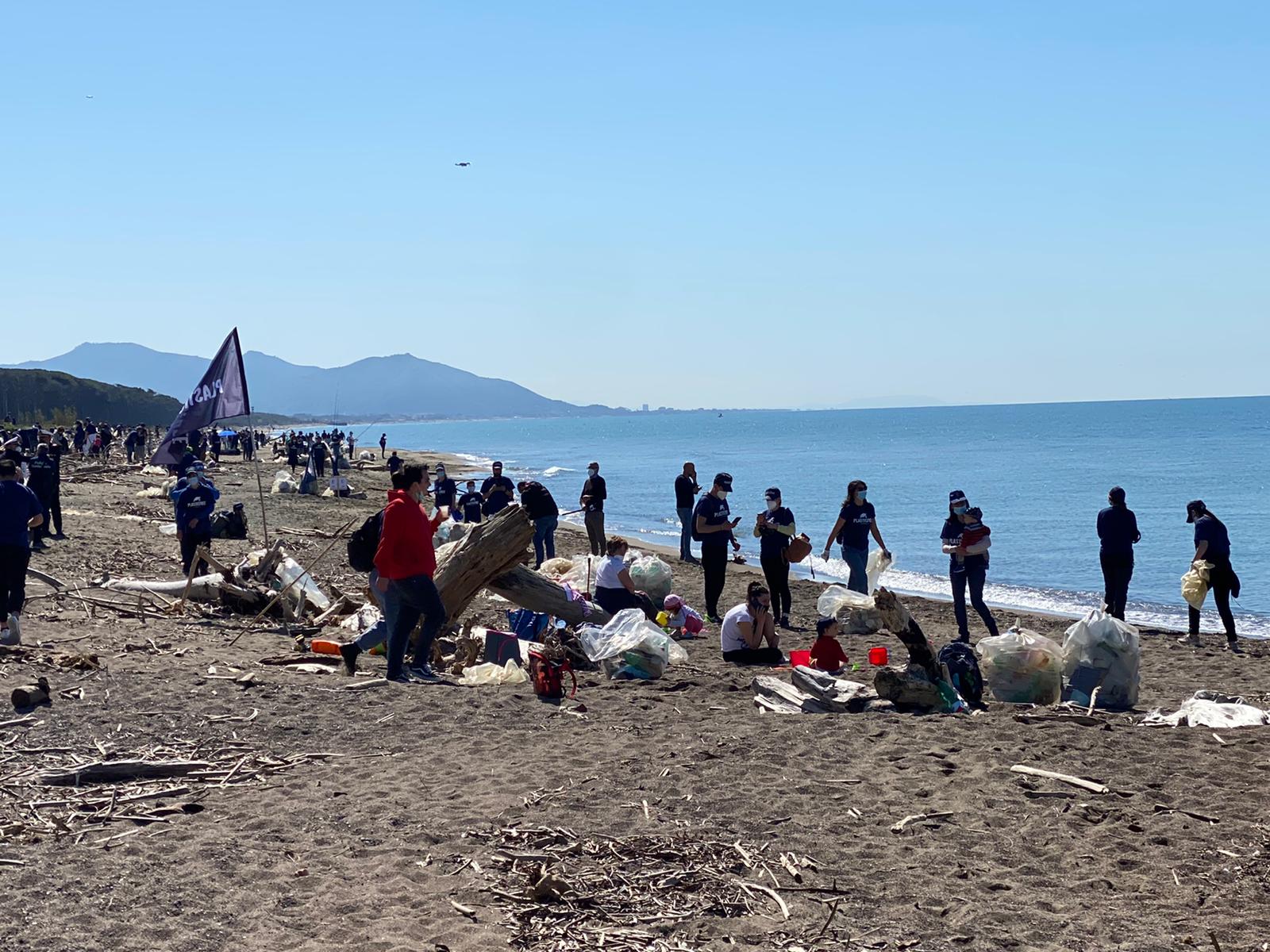 Volontari del Vallo di Diano alla giornata plastic free alla foce del Garigliano