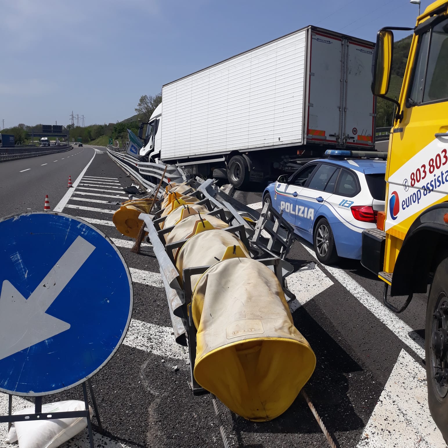 A2 Mediterraneo, camion si schianta contro guardrail a Polla: ferito