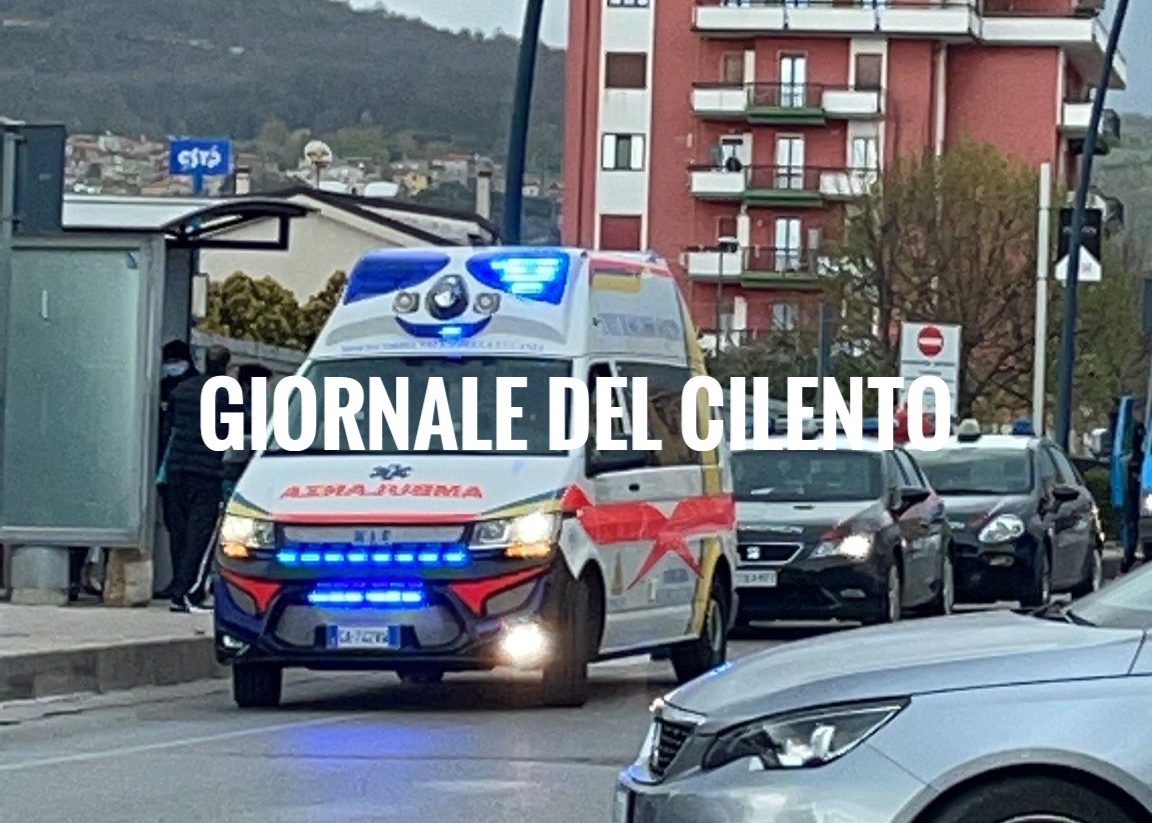 Vallo della Lucania: 43enne scappa da ospedale e danneggia attività