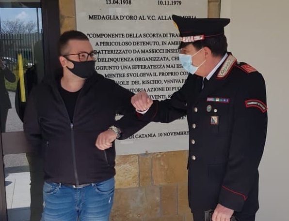 Giovane trova a terra quattromila euro e li porta ai carabinieri