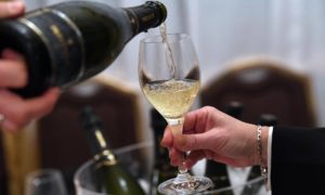 Ho fatto troppi brindisi e se mi fermano rifiuto l’alcol test: la legge me lo consente?