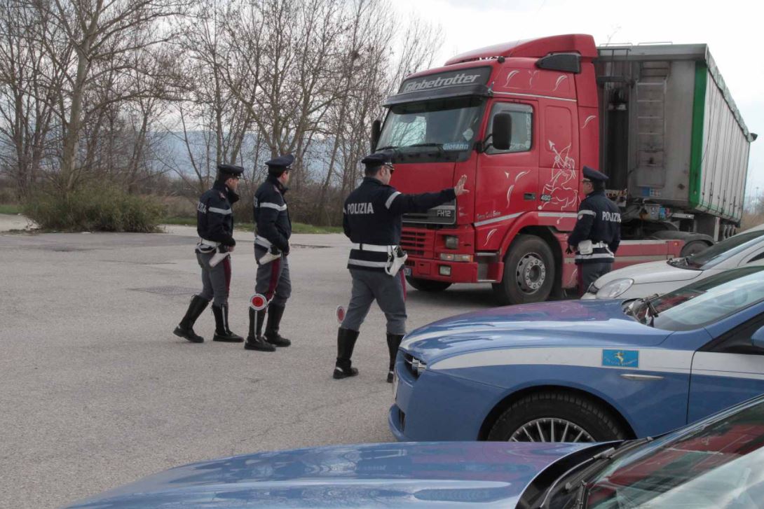 Clandestini scoperti a bordo di un camion nel Salernitano