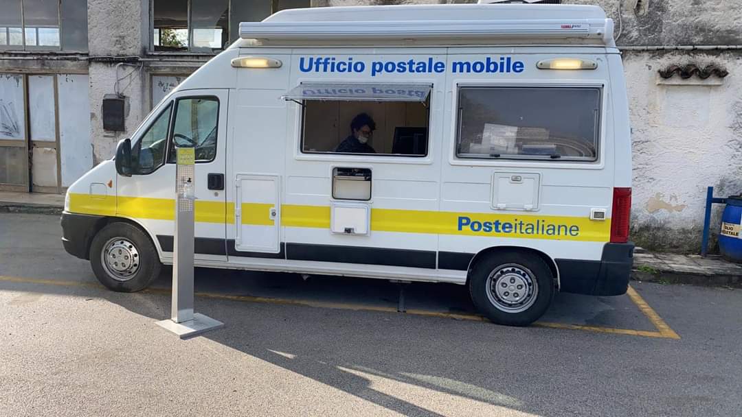 Villammare, attivo l’ufficio postale mobile. Brusco: «Presto riapriremo l’edificio»