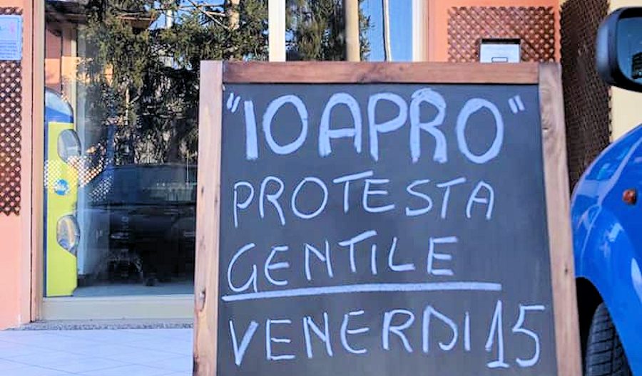 Campania, la sfida dei commercianti: «Basta chiusure, riapriamo»