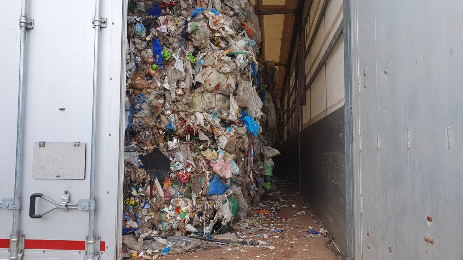 Rimorchio pieno di rifiuti abbandonato da mesi nella zona industriale di Polla
