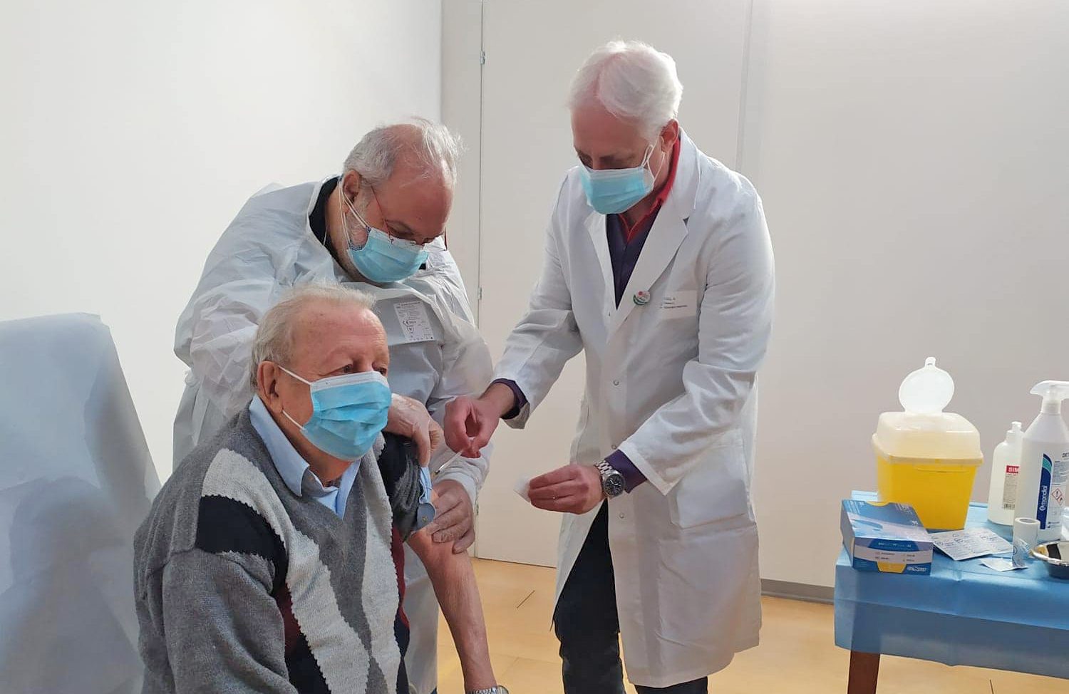 Vaccini Campania, veloci per 40enni ma per anziani a casa ci sono problemi