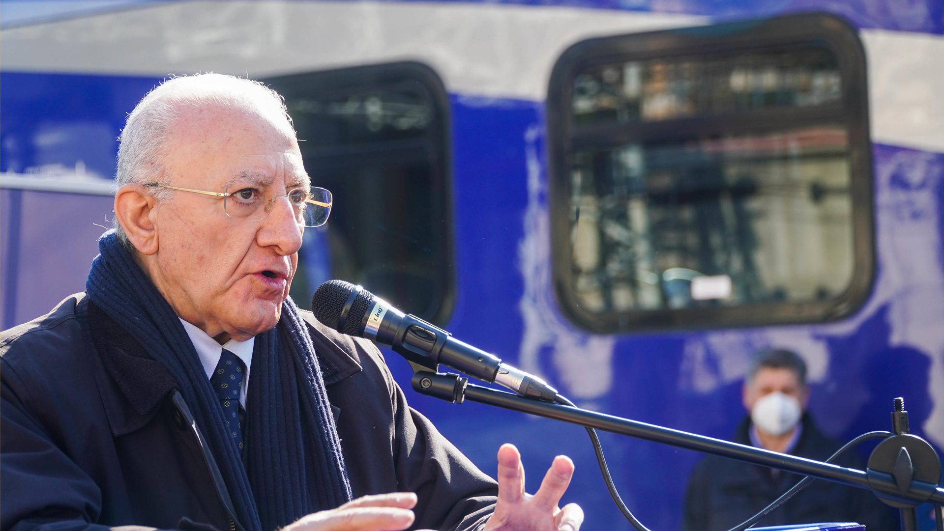 Vaccini, De Luca smonta piano commissario Figliuolo: «Prima i lavoratori»
