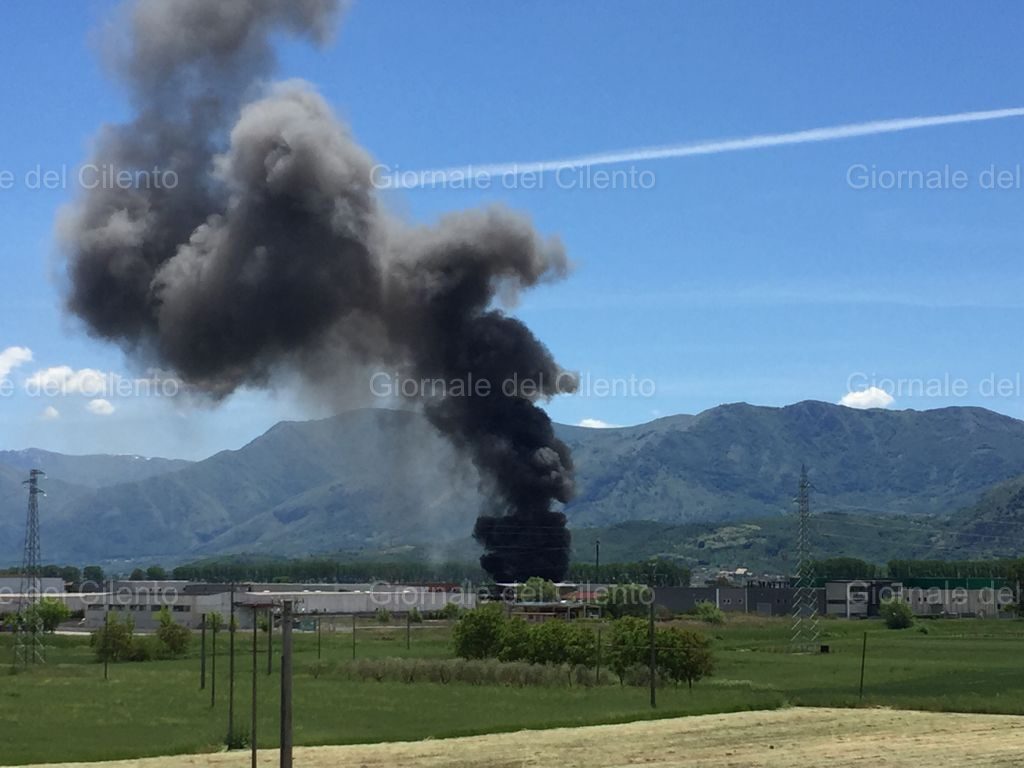 Incendio in un’autorimessa a Polla, carrozzerie in fiamme