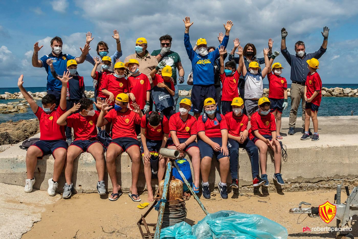 Scuola calcio in campo per l’ambiente, giovani volontari puliscono spiagge di Castellabate