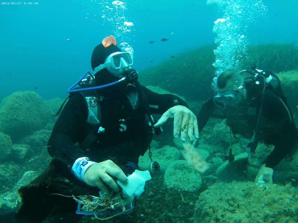 Sub recuperano rifiuti dai fondali del mare di Agropoli