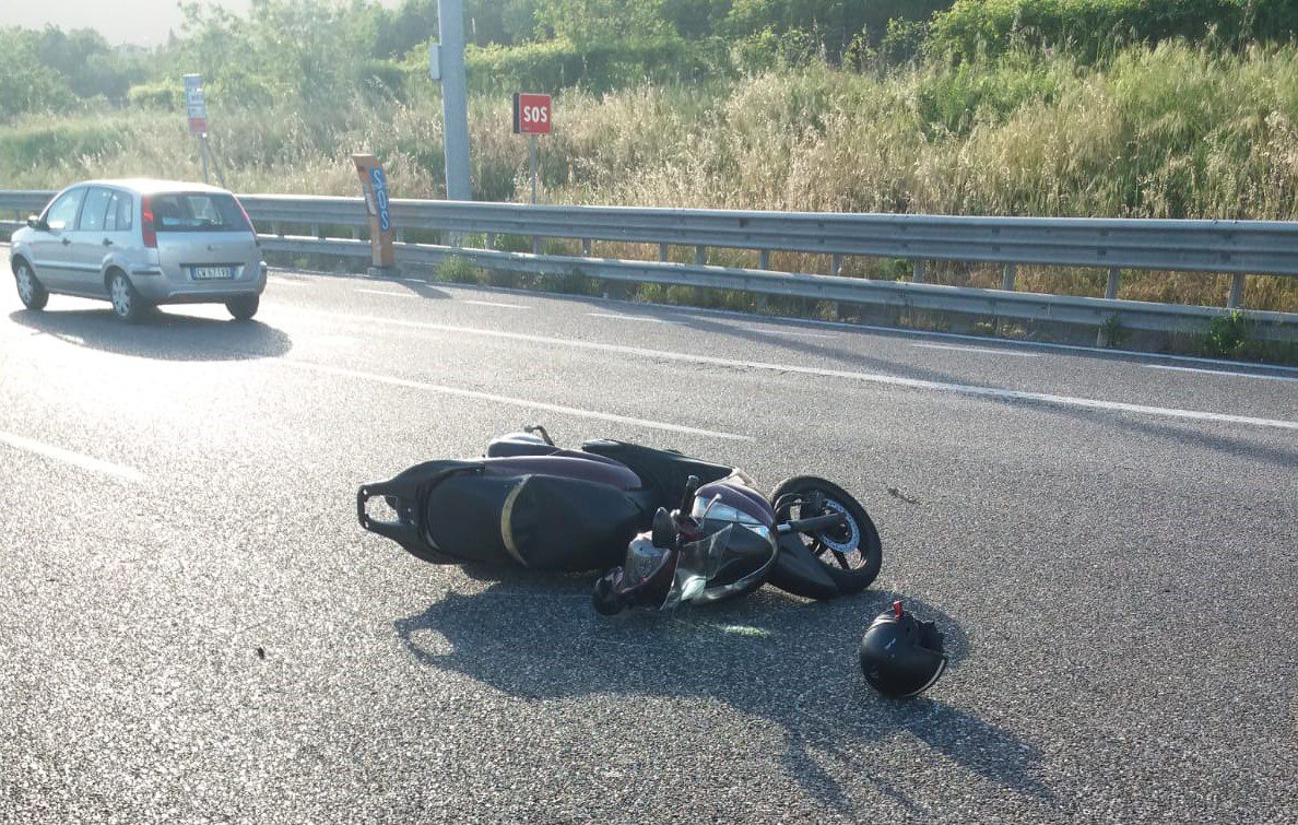 Incidente sull’A2, morto centauro