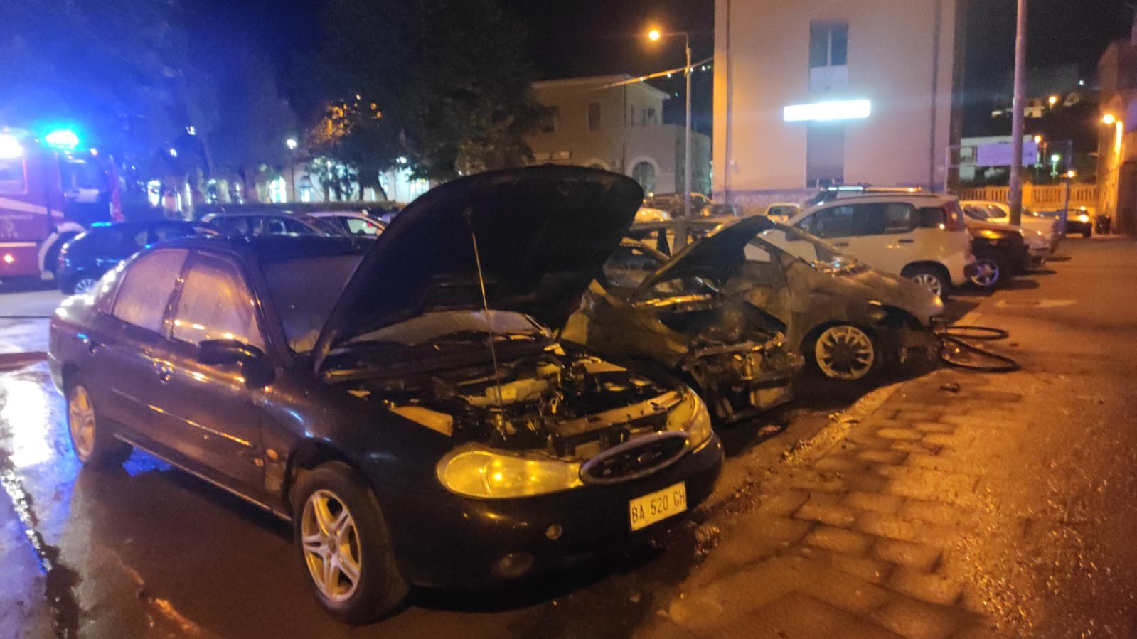 Sapri, fiamme e fumo nero nella notte: auto distrutte