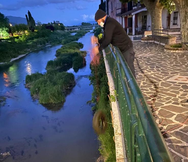 Decine di pneumatici pescati nel fiume a Polla