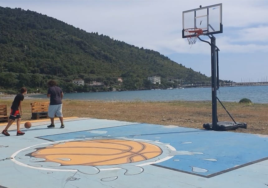 Sapri beach sport, il campo da basket in riva al mare | FOTO