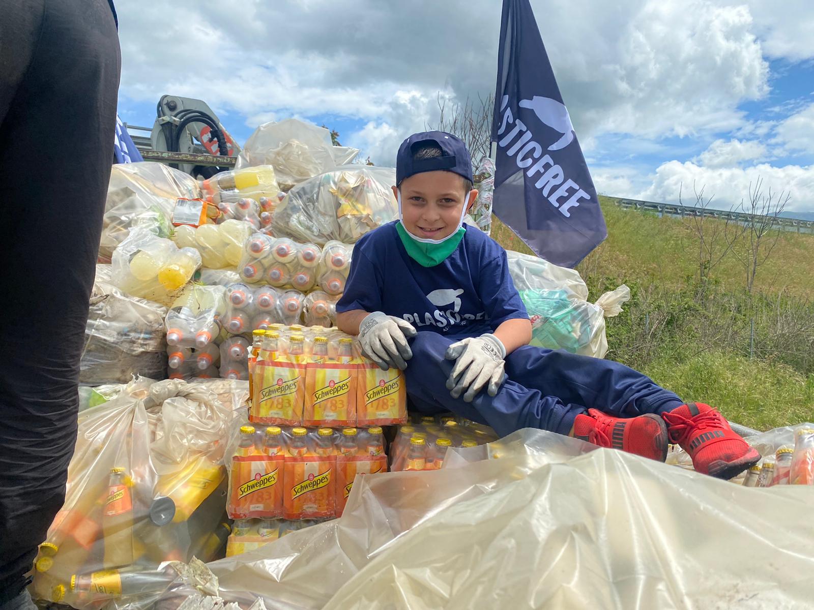 Sala Consilina, i volontari raccolgono plastica e bibite scadute