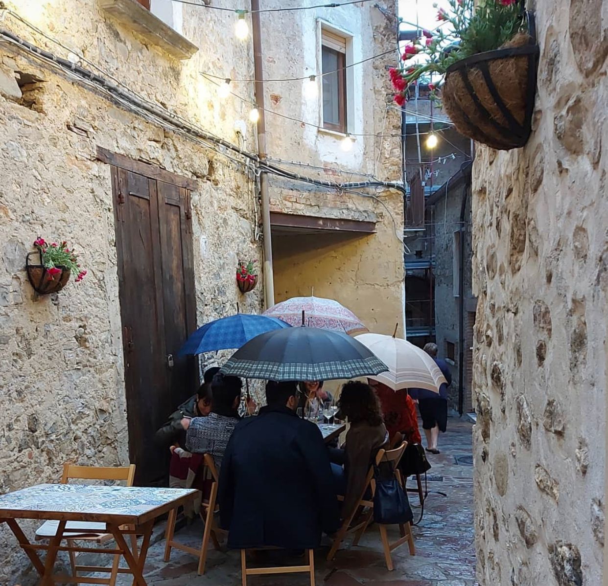 Cilento, al ristorante con l’ombrello: lo scatto simbolo delle restrizioni covid