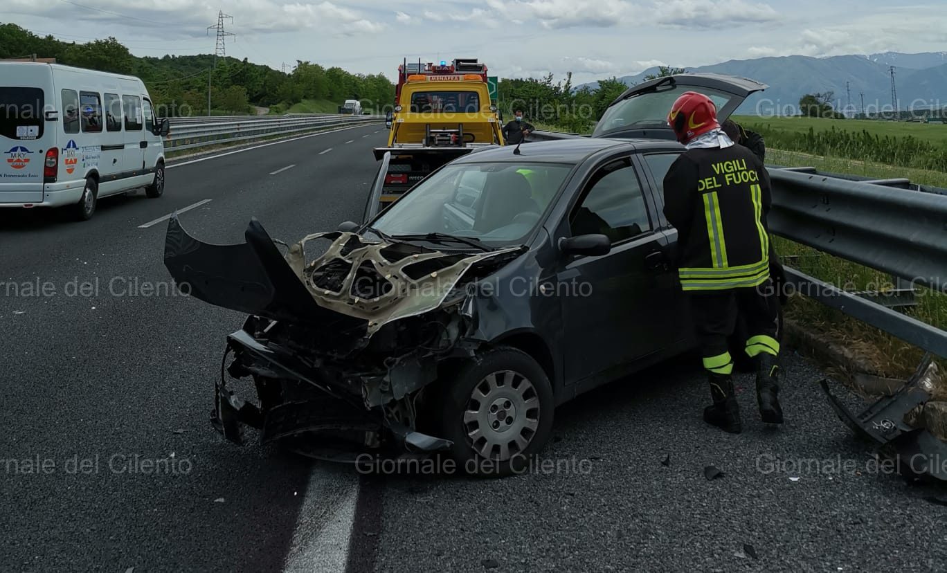 Incidente in autostrada, ferite mamma e figlia di Padula