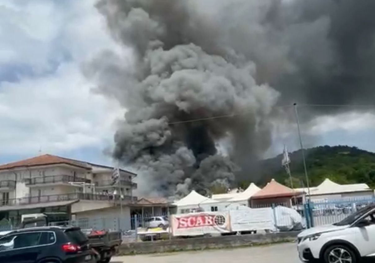 Palinuro, vasto incendio divampa in un negozio di arredamenti | FOTO