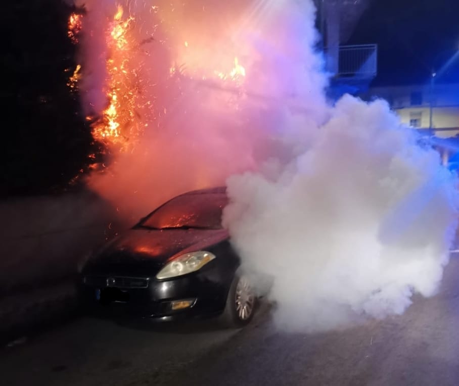 Polla, auto in fiamme nella notte: s’indaga