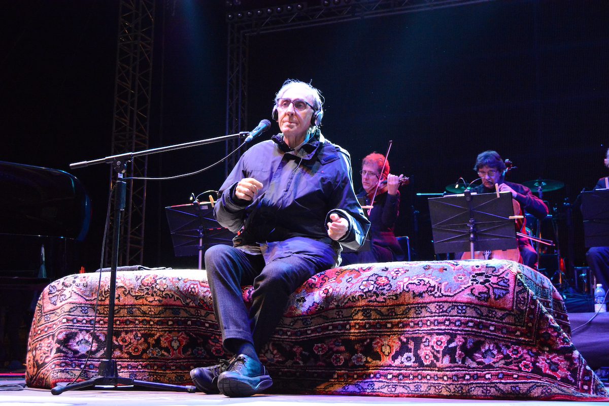 Franco Battiato incanta il Meeting del Mare: un’immensa riflessione sotto le stelle (FOTO)