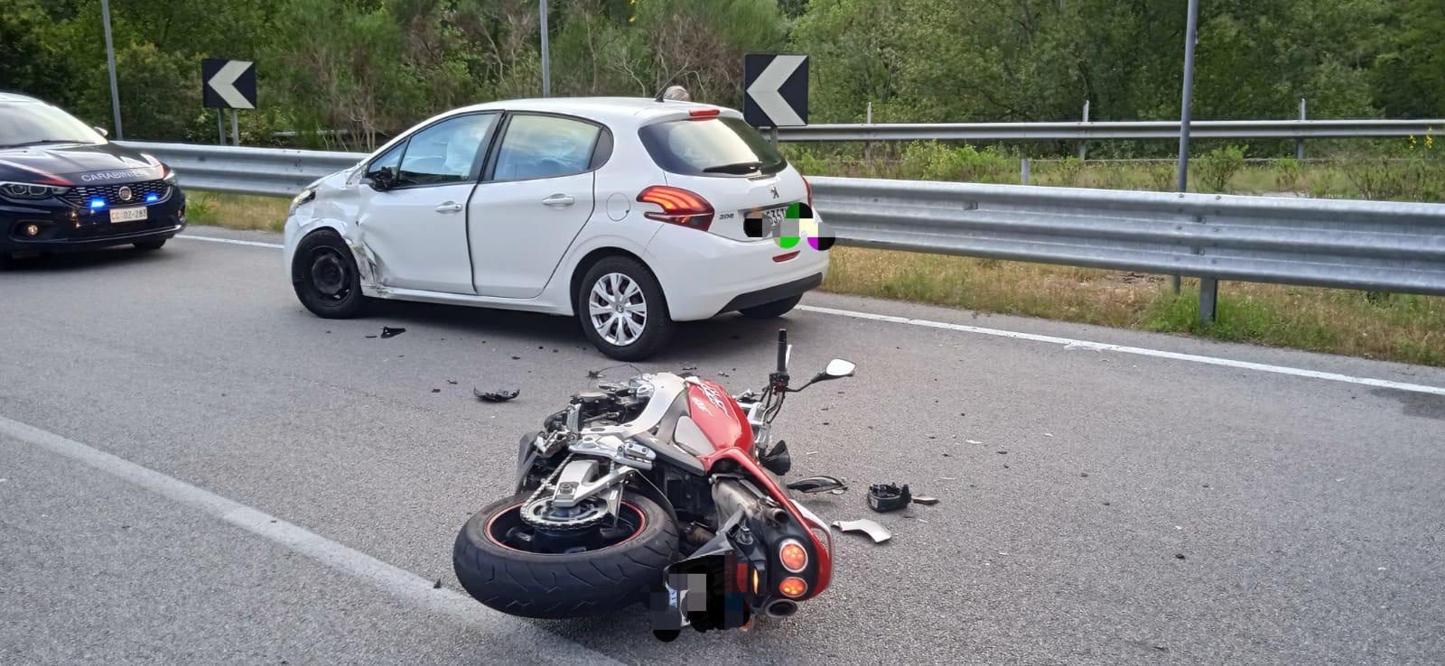 Auto contro moto, schianto sulla Mingardina: un ferito