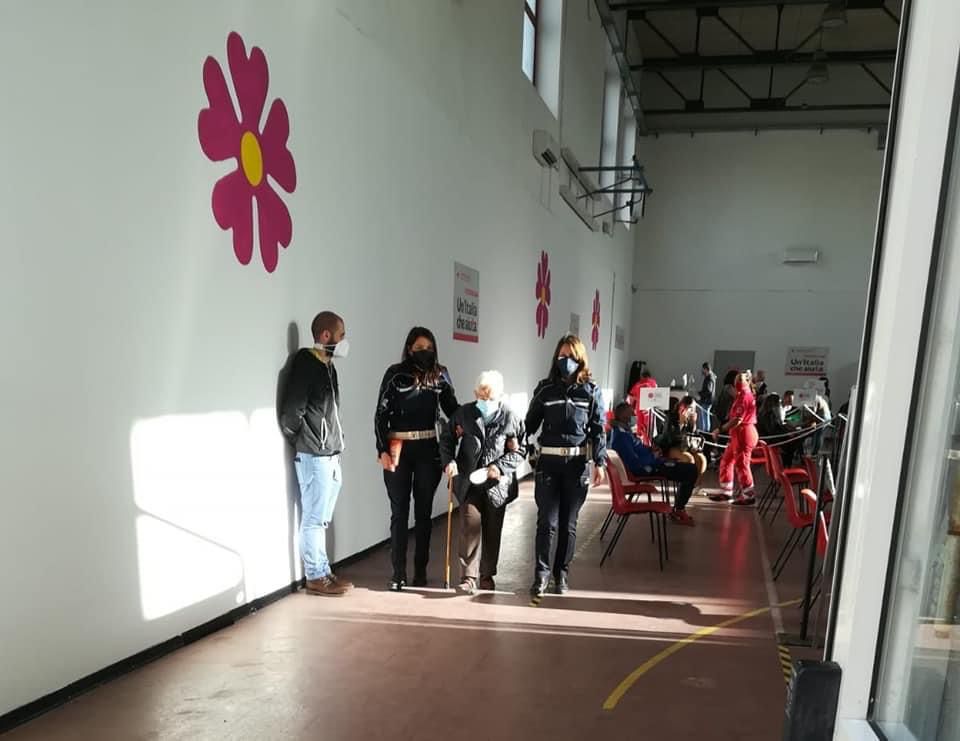 Agropoli, 90enne ancora senza vaccino: l’accompagna la polizia municipale