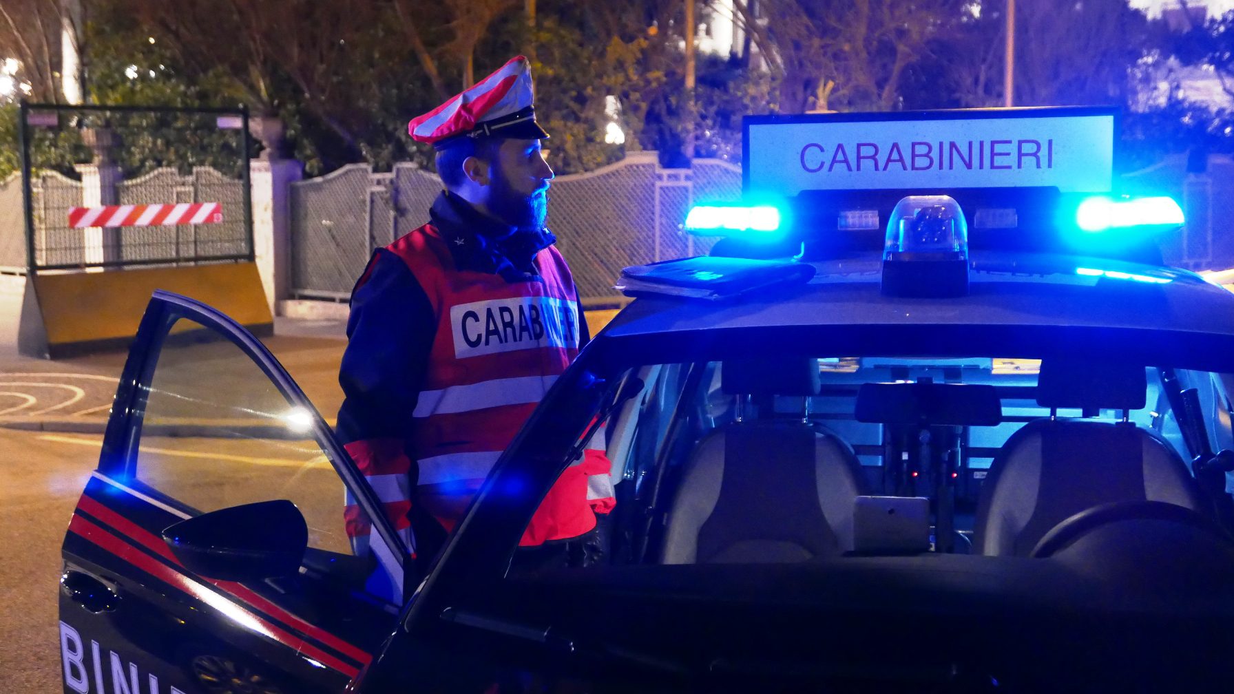 Picchia la compagna, minaccia passanti ed evade dai domiciliari: 50enne arrestato