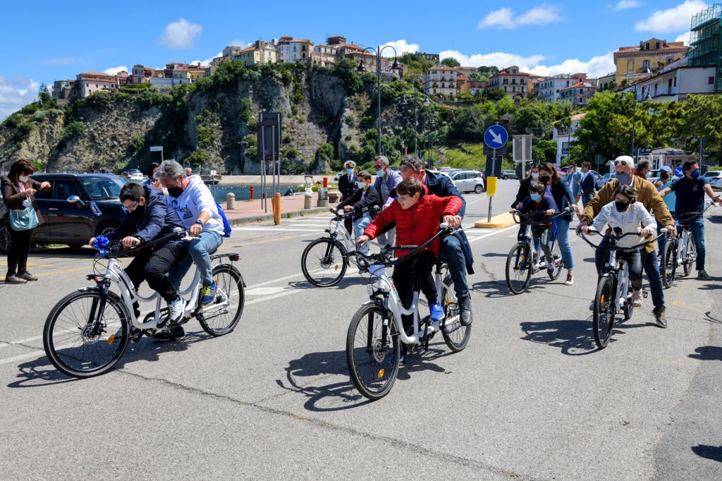 Ad Agropoli il tandem dell’Abbraccio, la pedalata del cuore nel porto turistico