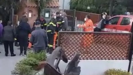 Pensionato di Polla trovato riverso a terra in casa, soccorso e salvato dai vigili del fuoco