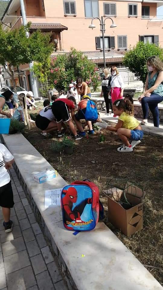 Buonabitacolo, aiuole del paese “adottate” dagli alunni delle scuole elementari