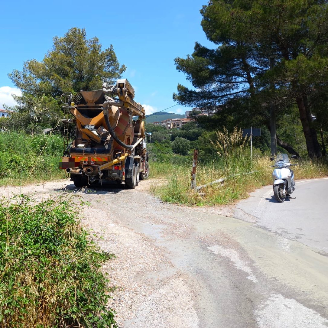 Camerota, beccato dal sindaco mentre imbratta la strada: multato