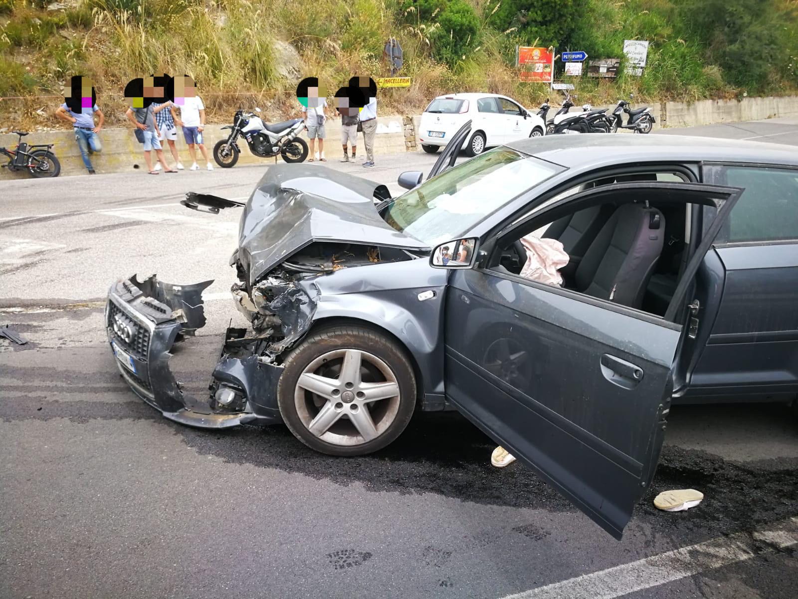 Cilento, frontale lungo la via del Mare: due feriti