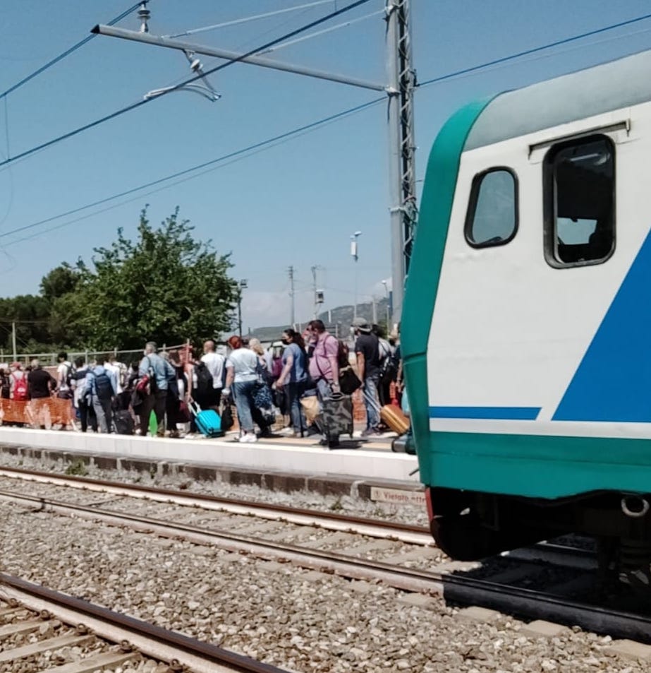 Dramma sul treno per il Cilento, 69enne ha malore e muore