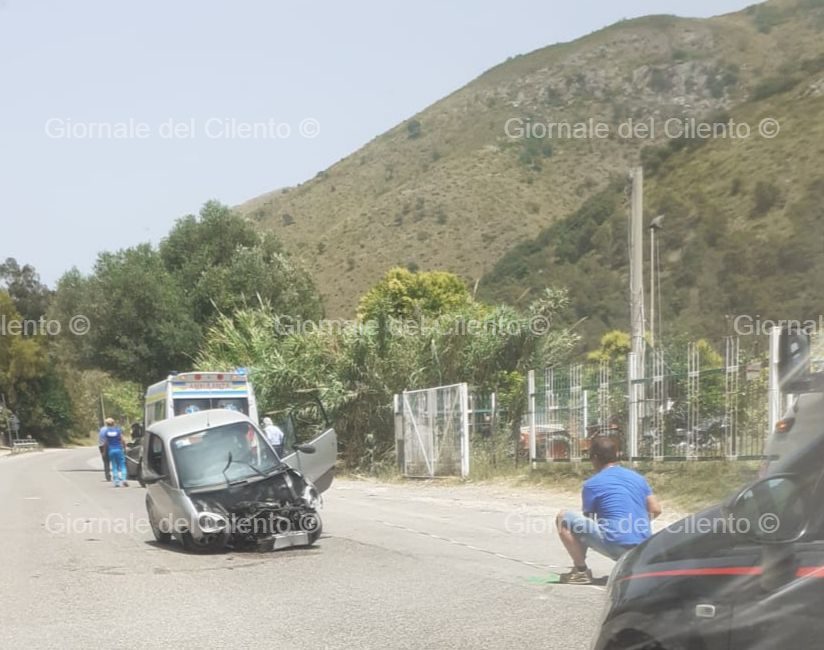 Palinuro, scontro frontale: minicar distrutta. Un ferito