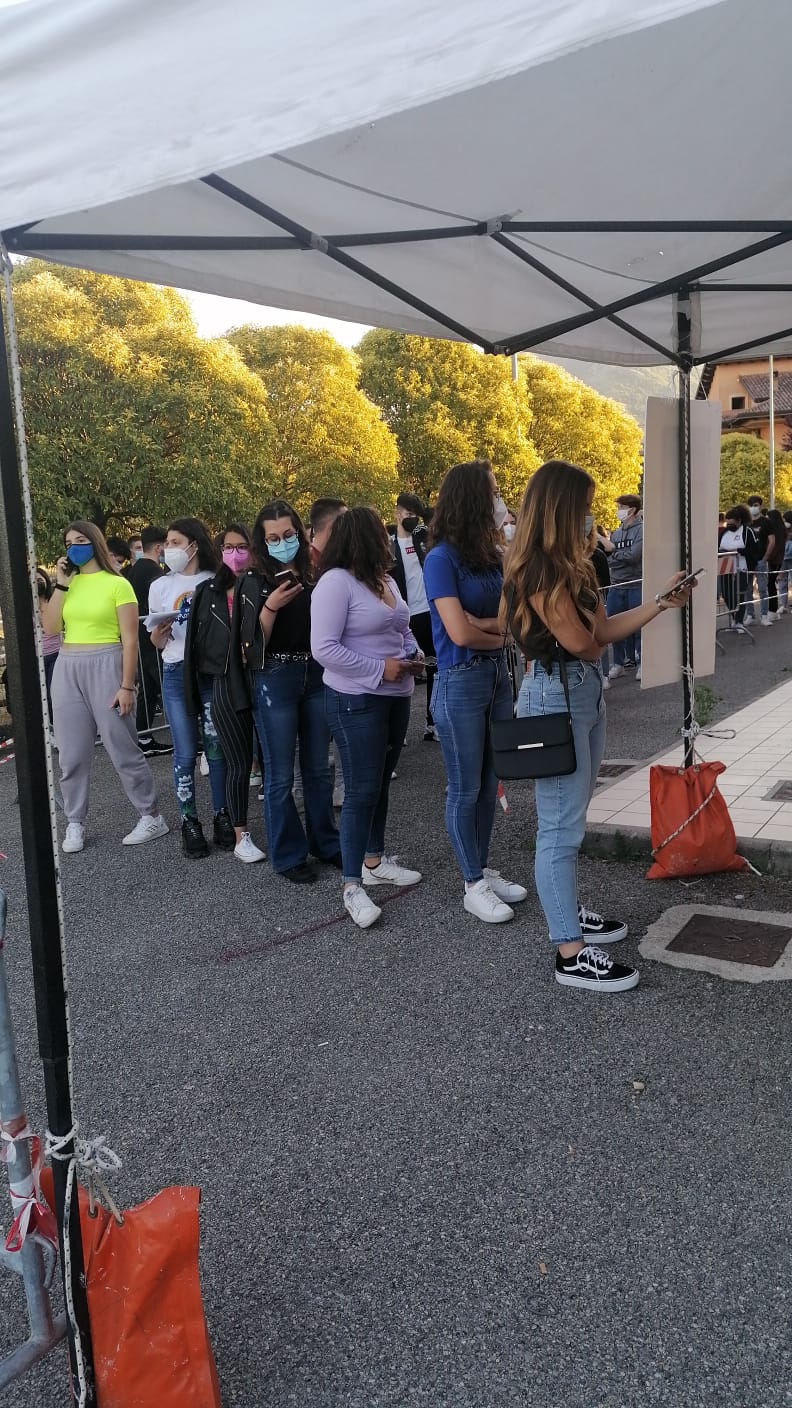 Teggiano, maturandi in fila per il vaccino