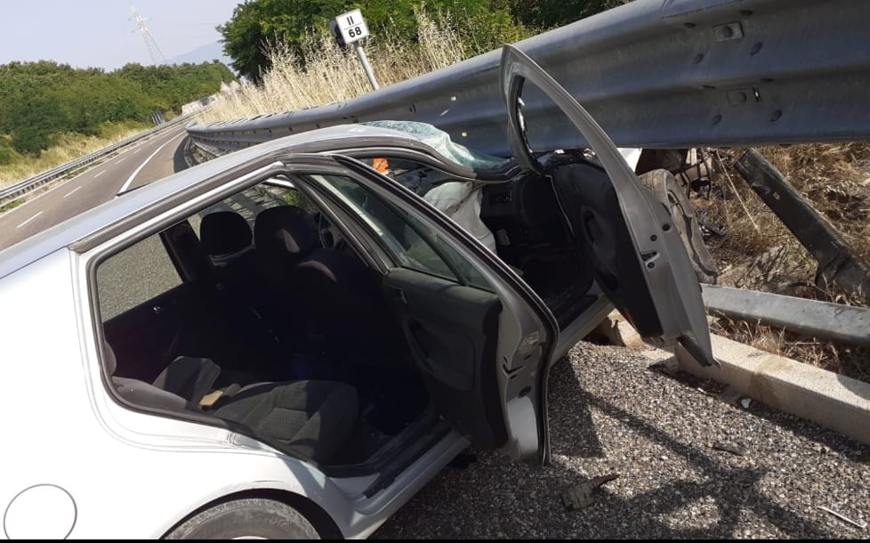 Alla guida sotto effetto di oppiacei, 22enne si schianta contro il guard rail